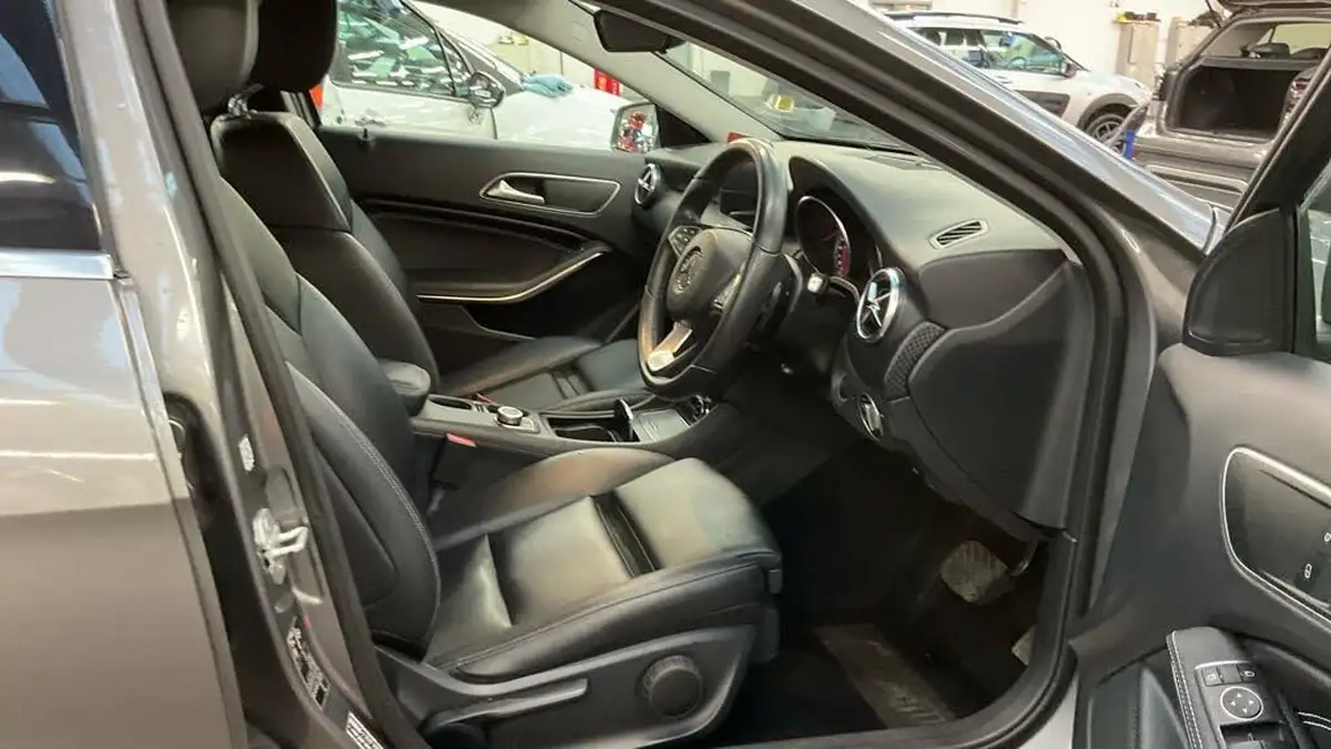 2016-mercedes-benz-a-class-15d-a180d-sport-ss-7g-dct-big-12