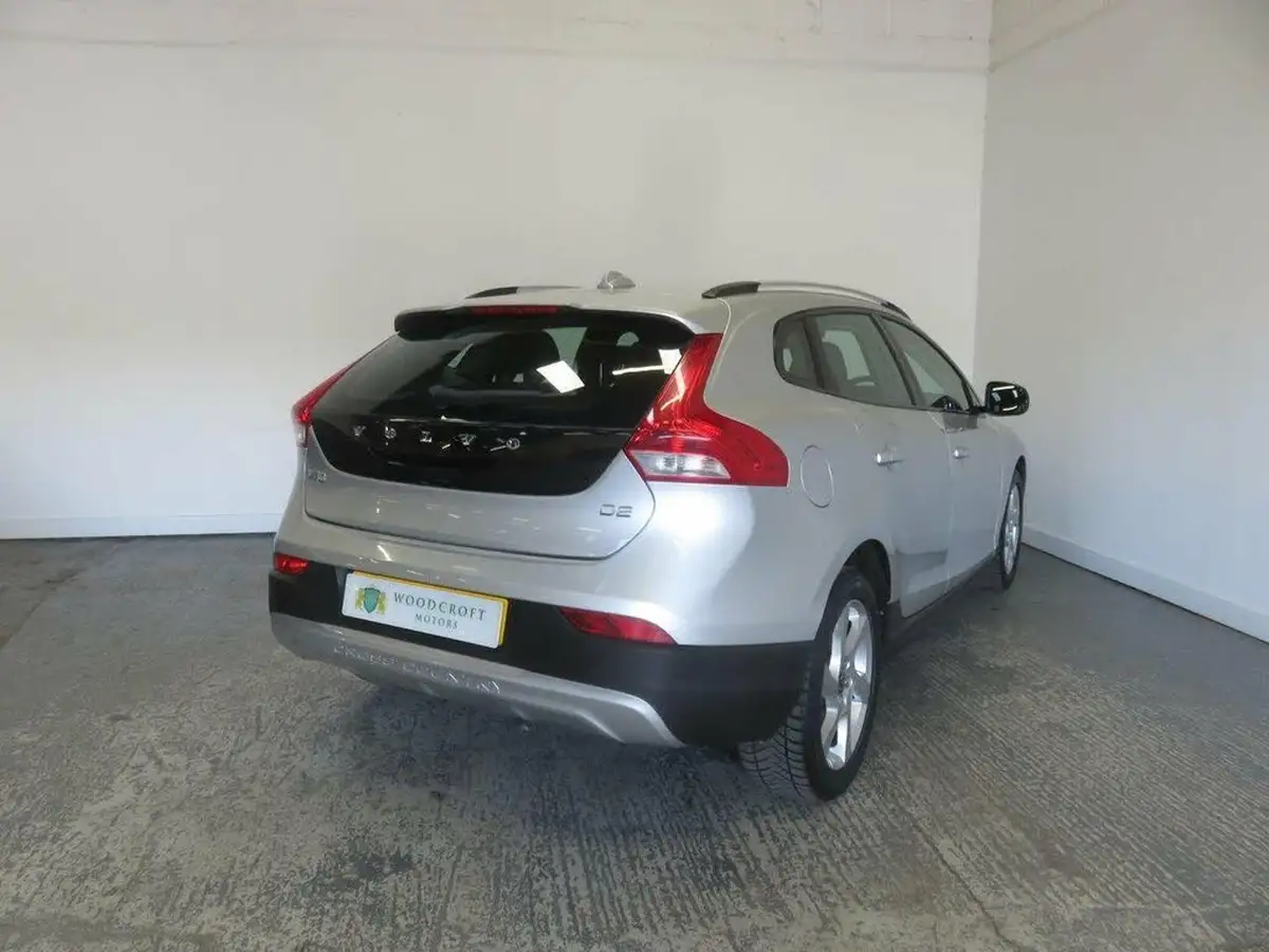 2015-volvo-v40-16td-d2-cross-country-lux-nav-big-5