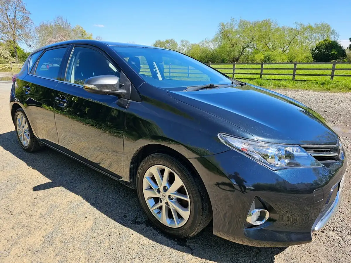2015-toyota-auris-14td-icon-hatchback-big-0