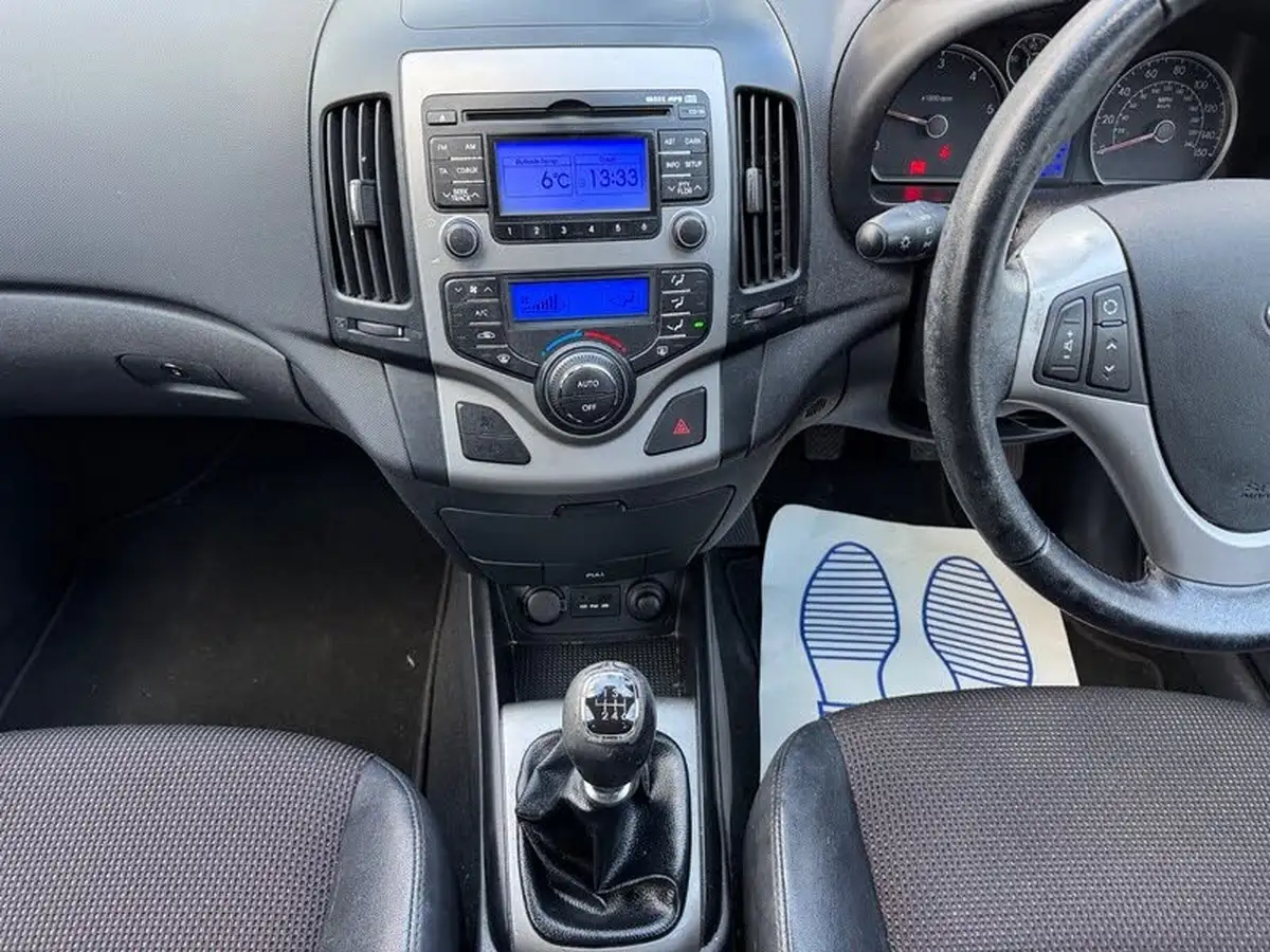 2011-hyundai-i30-16td-premium-16crdi-leather-estate-big-25