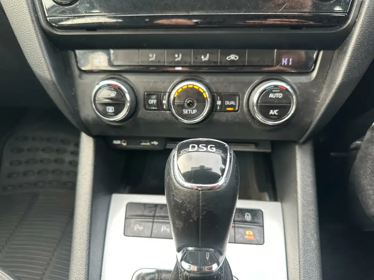 2015-skoda-octavia-16tdi-elegance-hatchback-dsg-big-25
