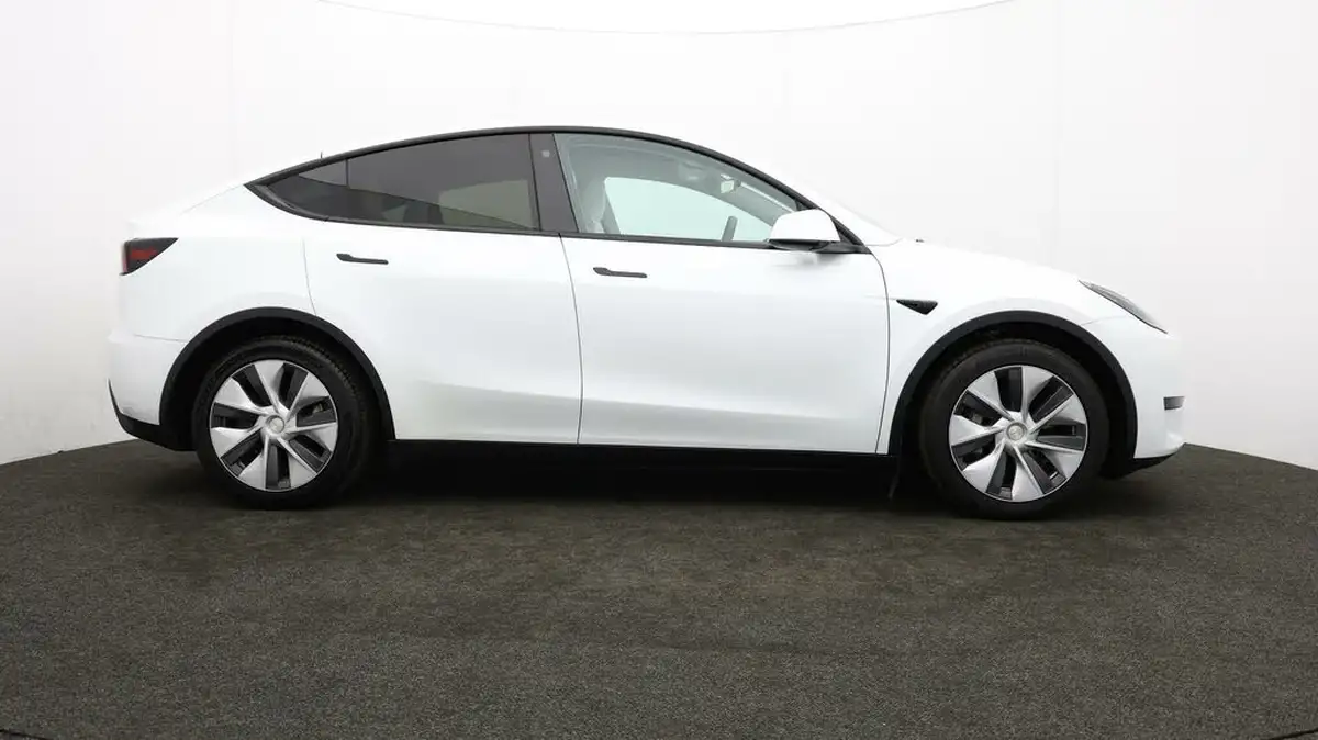 2023-tesla-model-y-e-rwd-big-7
