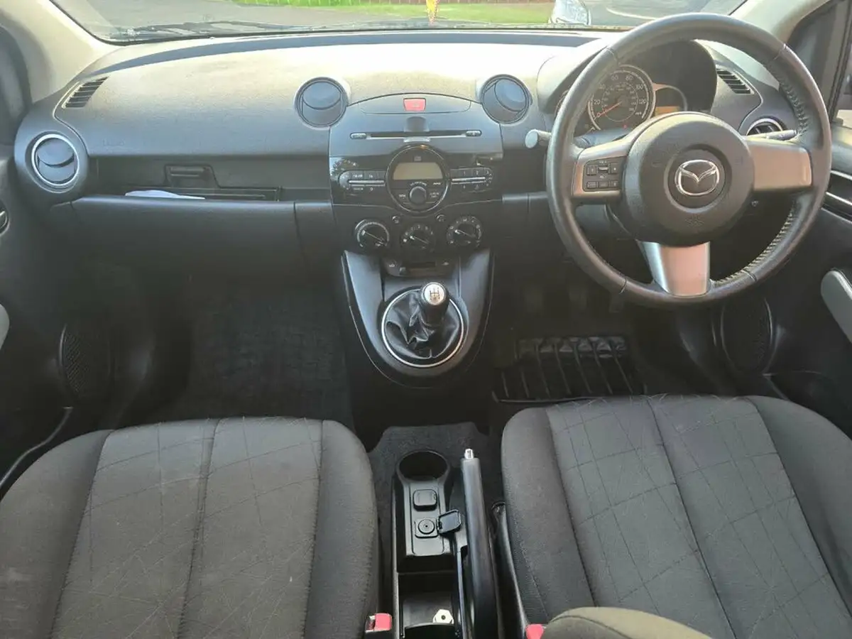 2012-mazda-mazda2-13-tamura-5d-big-10