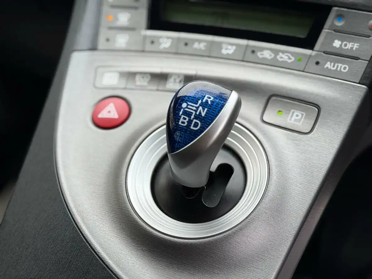 2014-toyota-prius-big-51