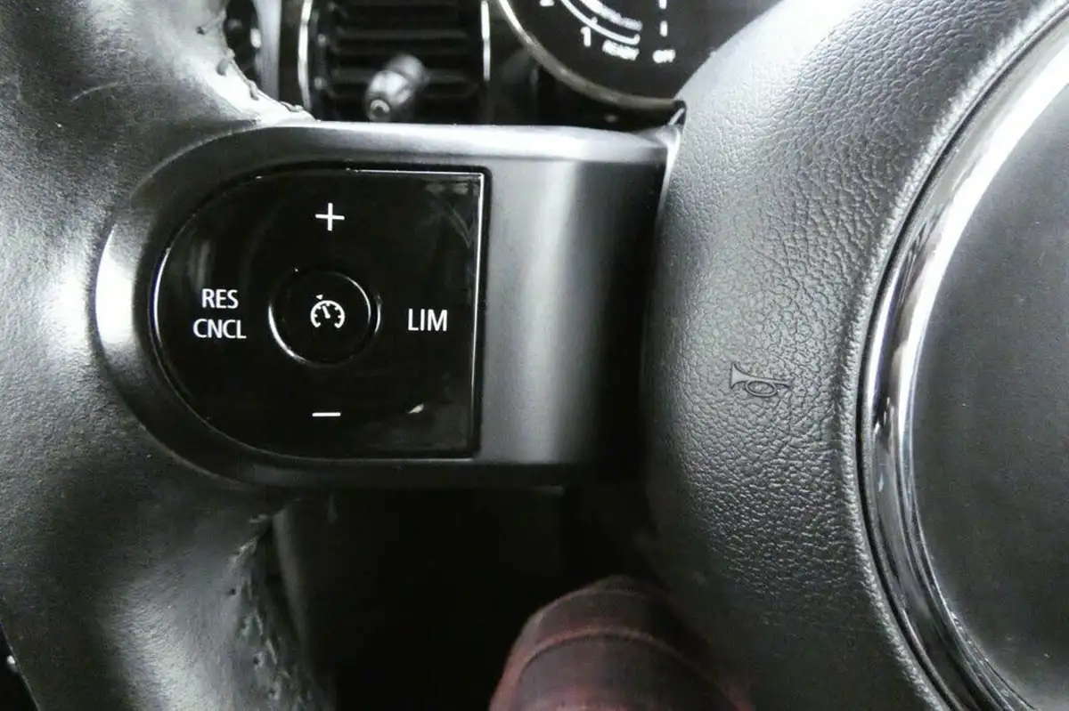 2022-mini-cooper-15-cooper-classic-hatchback-3d-big-10