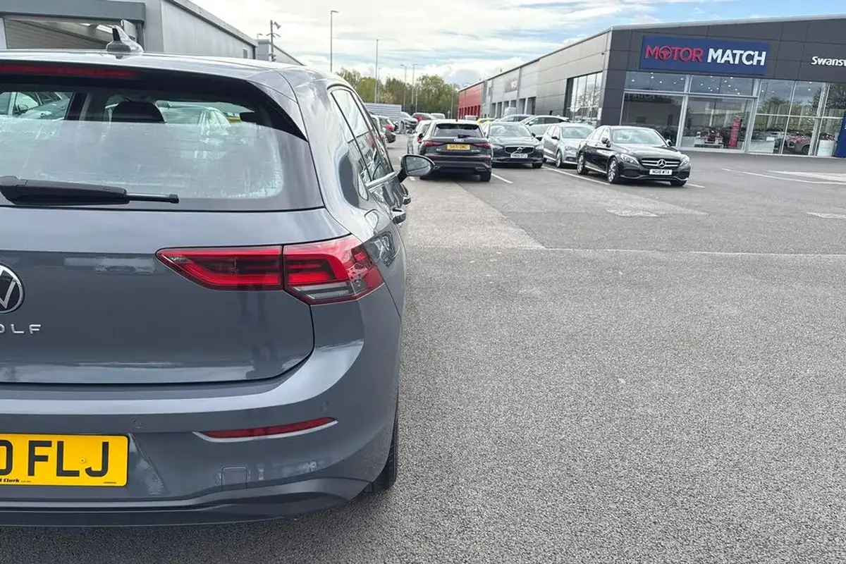 2021-volkswagen-golf-10-tsi-life-hatchback-big-30