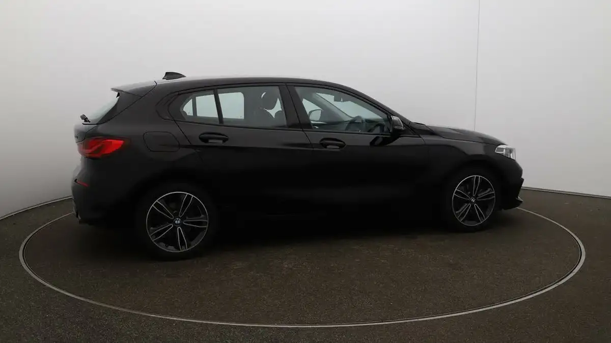 2022-bmw-1-series-20td-118d-sport-big-43