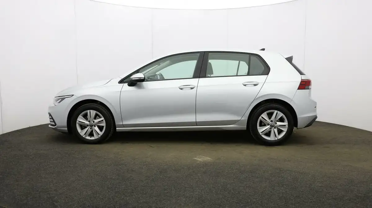 2021-volkswagen-golf-10-etsi-life-hatchback-big-3