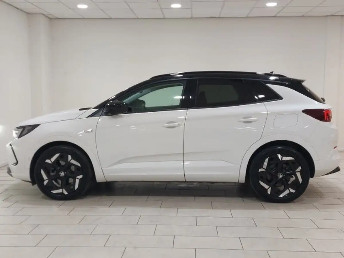 2023-vauxhall-grandland-16-gse-big-3
