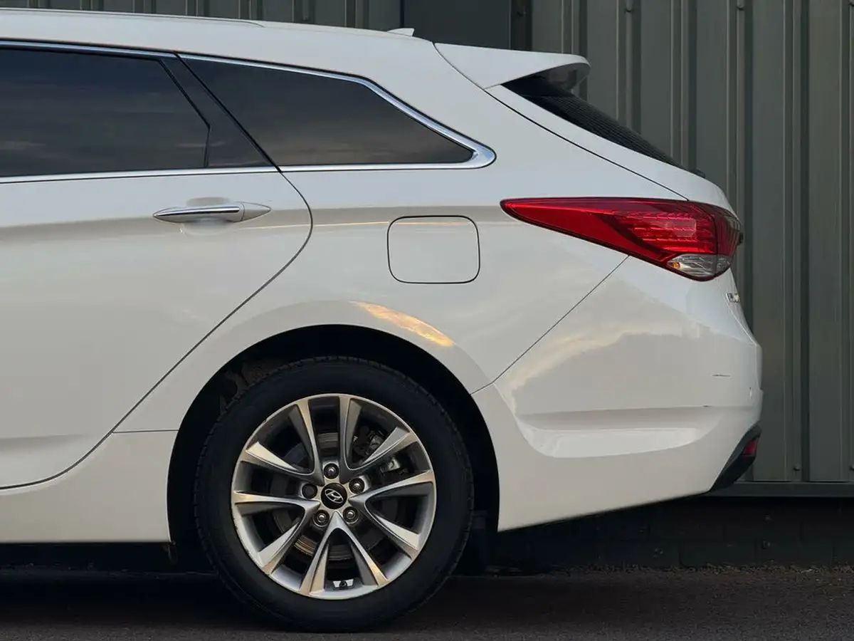 2014-hyundai-i40-17td-style-134bhp-estate-5d-big-14