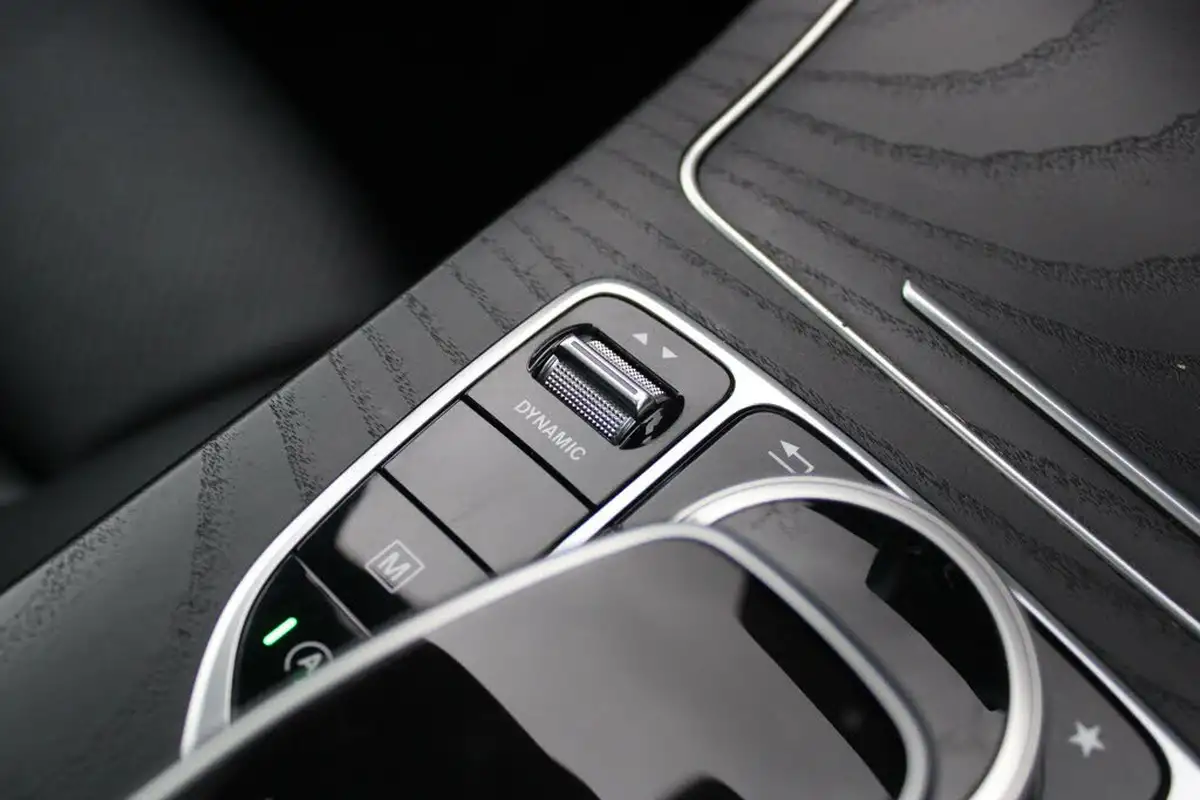 2018-mercedes-benz-glc-class-20-glc250-amg-line-premium-plusss-coupe-4d-big-30