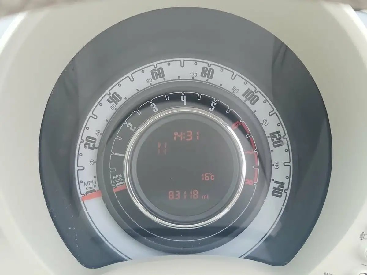 2016-fiat-500-12-lounge-dualogic-big-10
