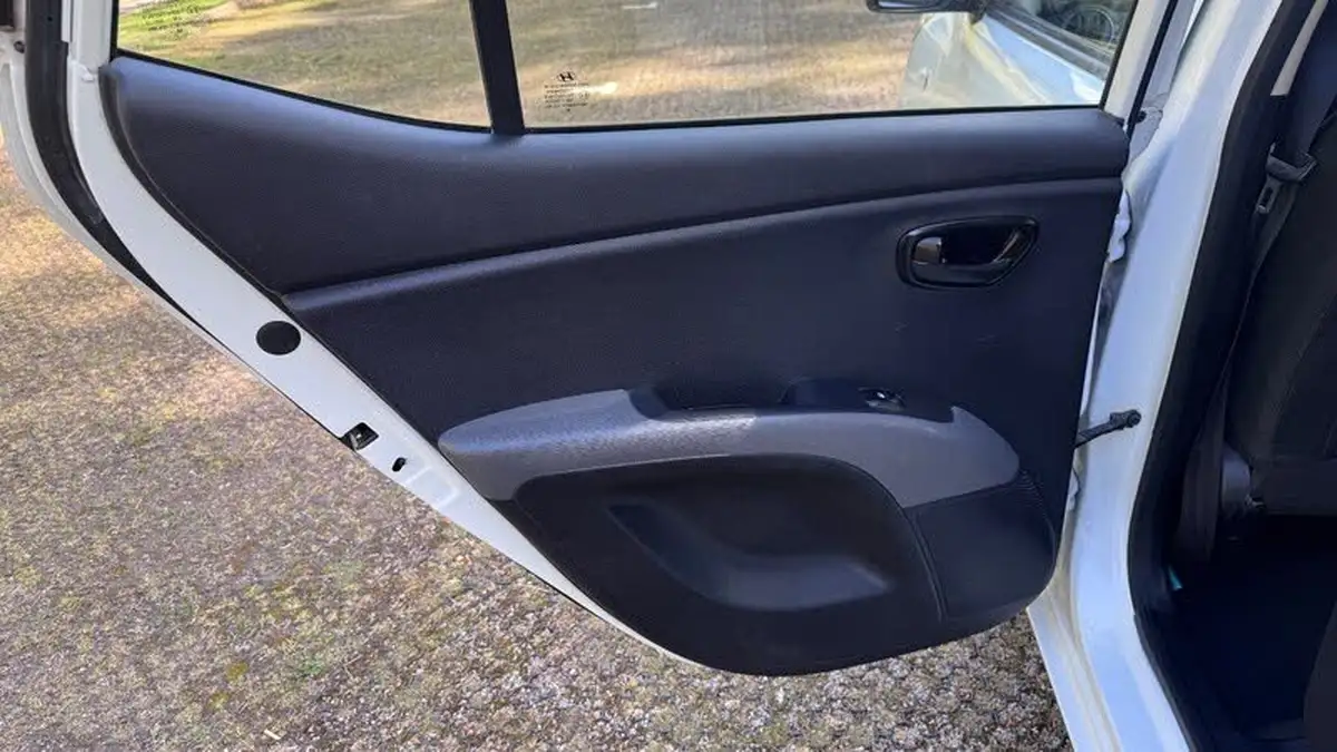 2012-hyundai-i10-12-active-big-22