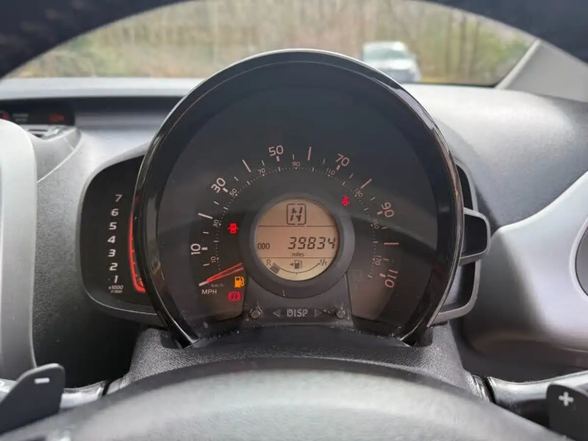 2016-toyota-aygo-10-vvt-i-x-play-71bhp-5d-x-shift-big-15