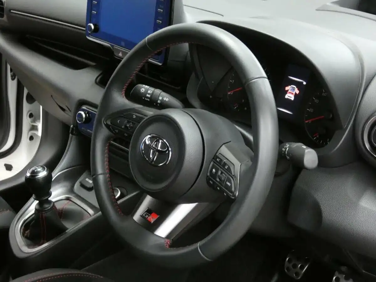 2021-toyota-yaris-16-gr-convenience-pack-big-47