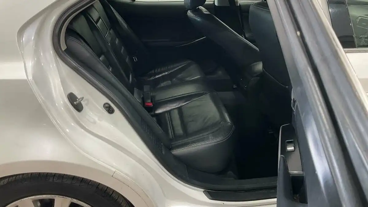 2014-lexus-is-300h-25-luxury-big-9