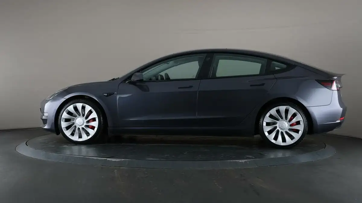 2022-tesla-model-3-e-performance-big-4
