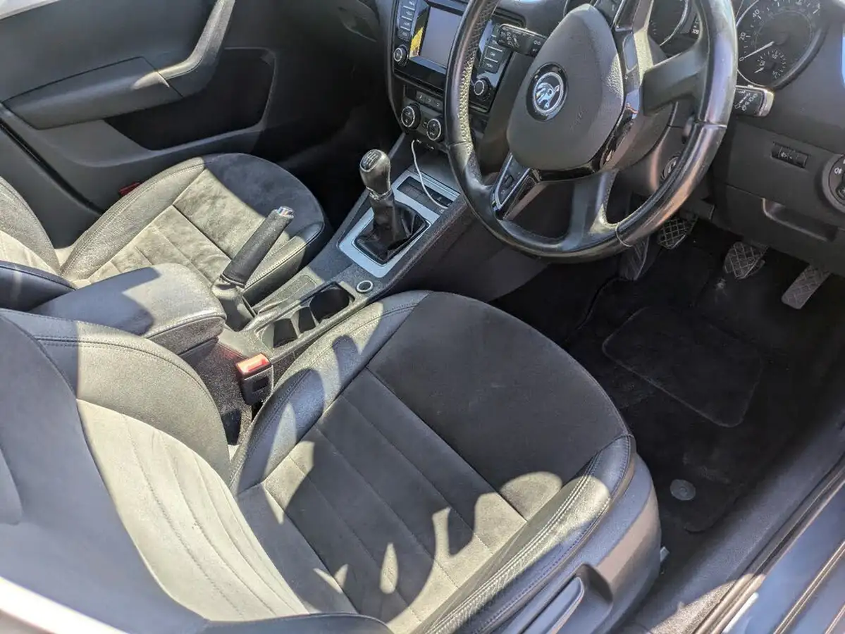2015-skoda-octavia-20tdi-elegance-hatchback-big-21