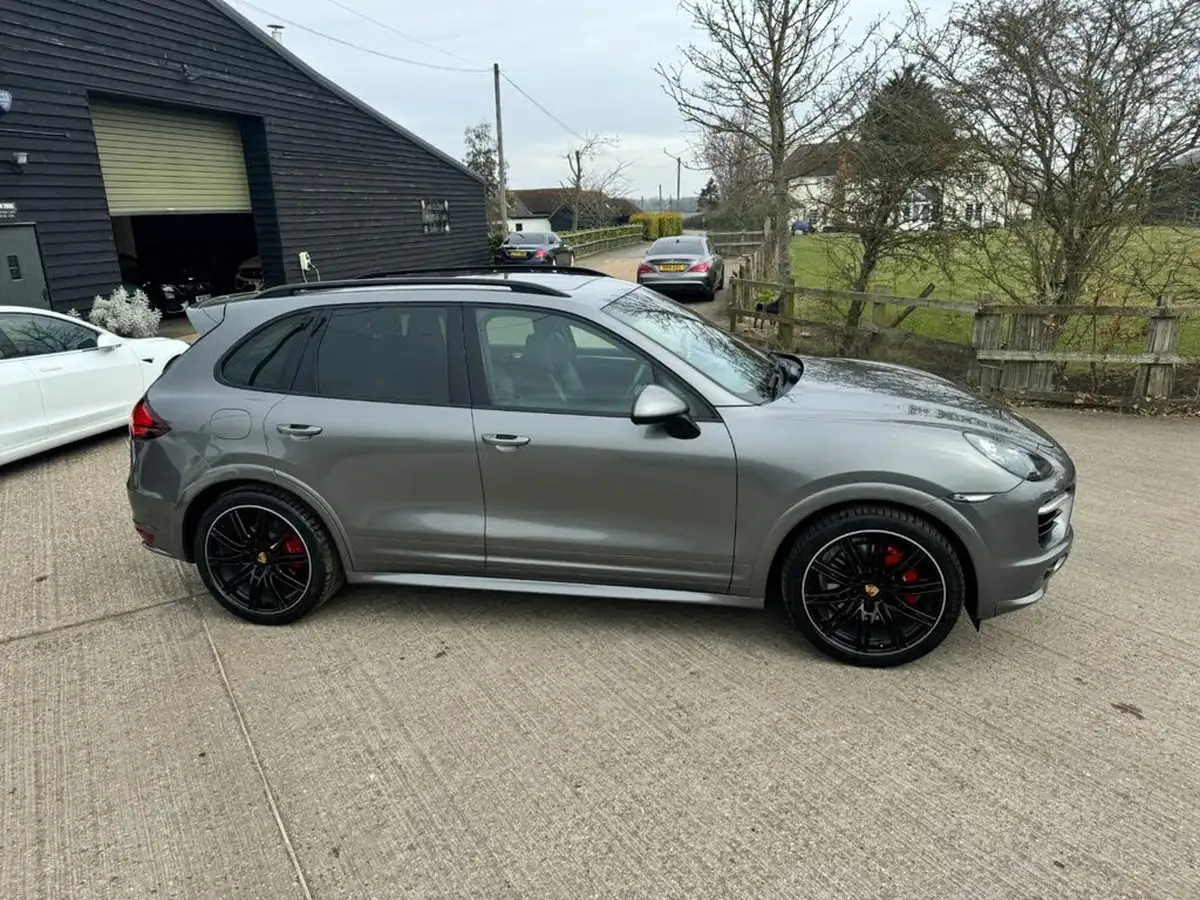 2014-porsche-cayenne-48-gts-big-2