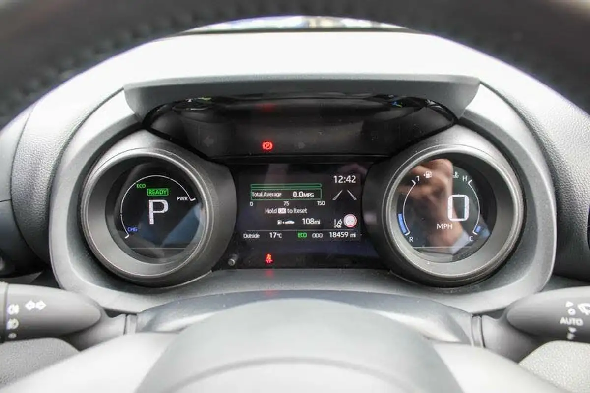 2023-toyota-yaris-15-vvt-i-design-big-25
