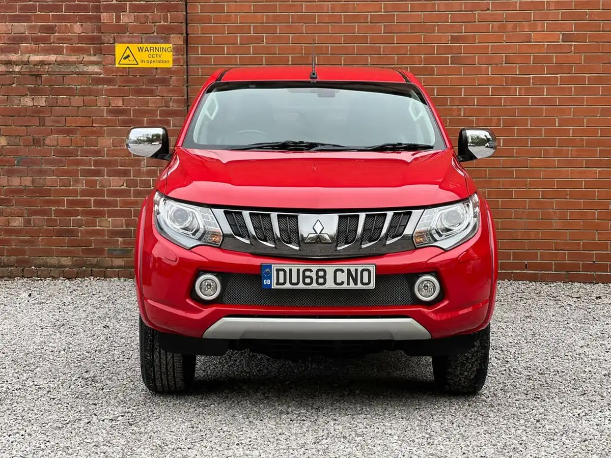 2018-mitsubishi-l200-24di-d-barbarian-sda-auto-big-1