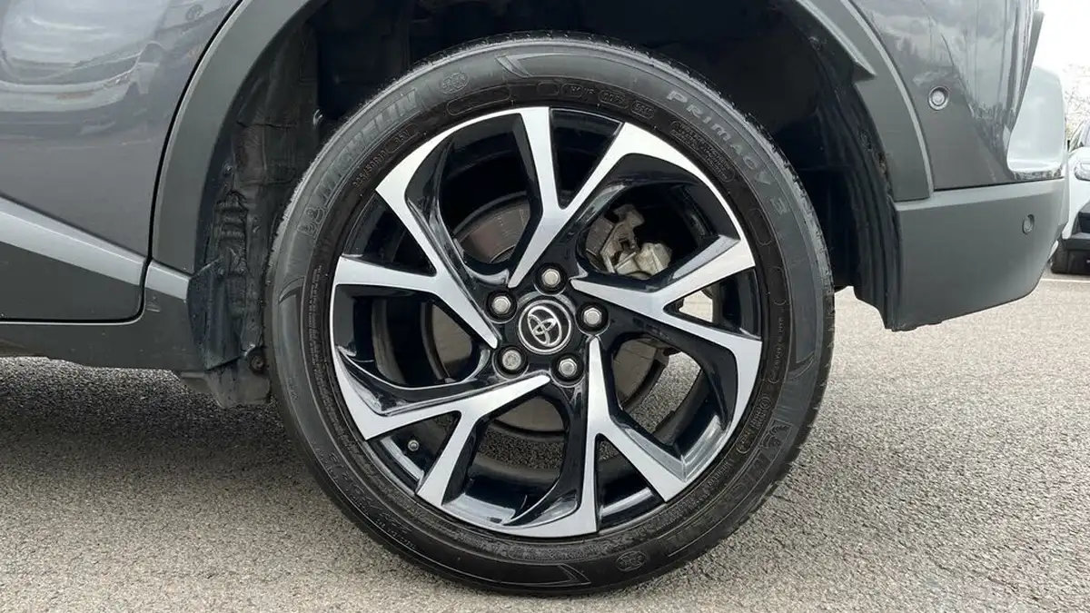 2019-toyota-c-hr-12-design-big-30