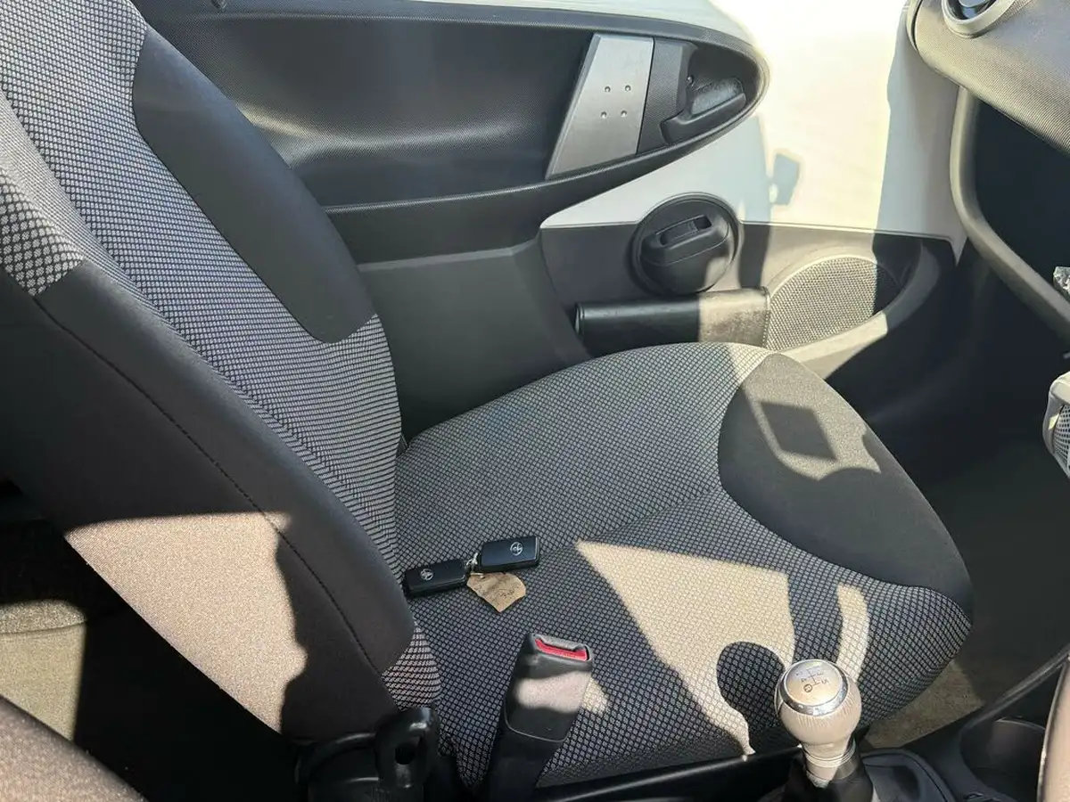 2013-toyota-aygo-10-mode-5d-big-20