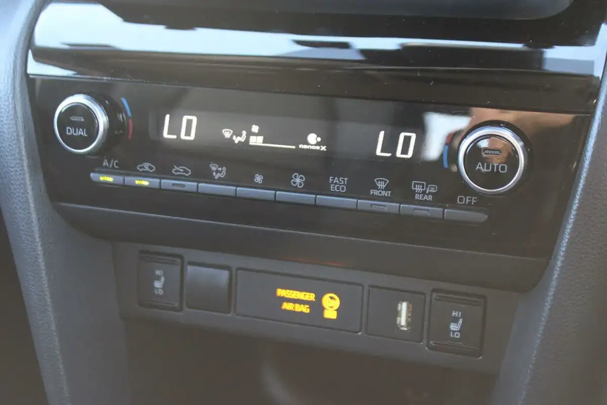 2023-toyota-yaris-cross-15-vvt-i-excel-awd-i-big-19