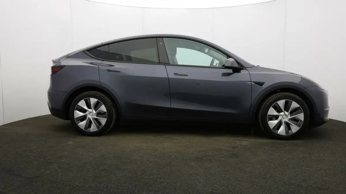 2023-tesla-model-y-e-long-range-big-44