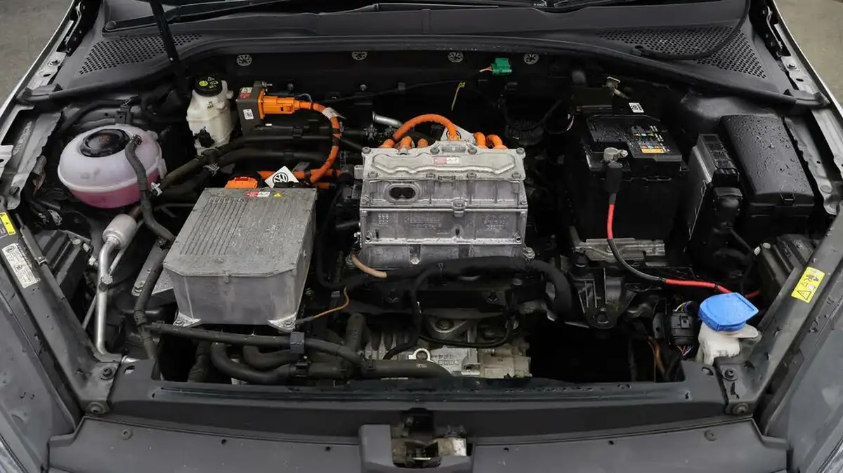 2019-volkswagen-golf-e-e-golf-big-18