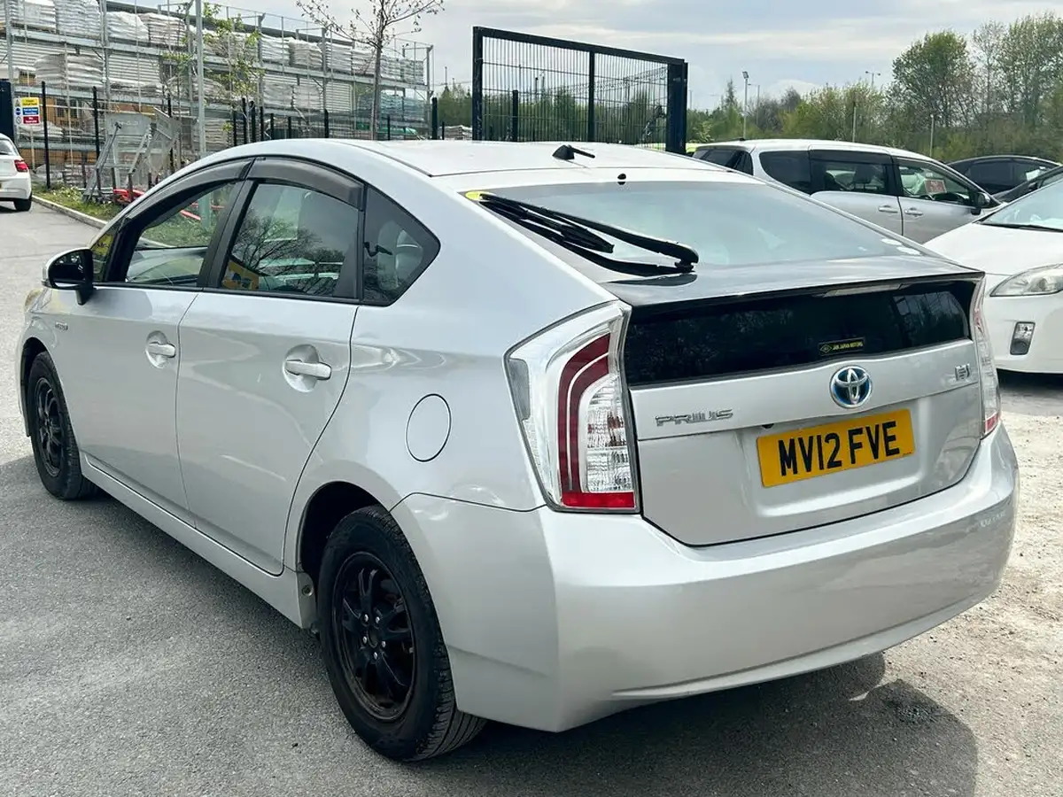 2012-toyota-prius-big-14