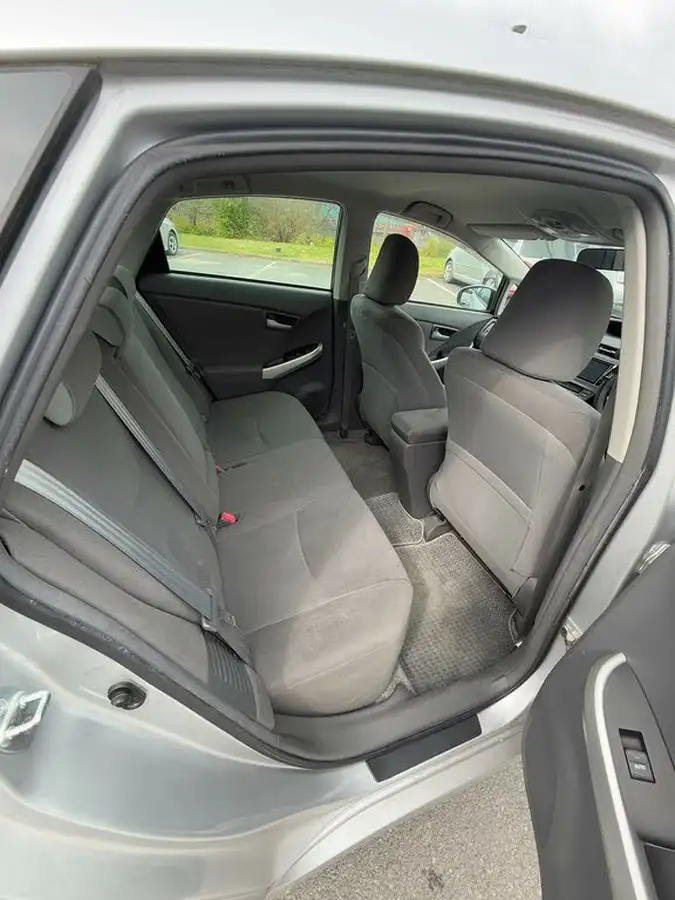 2011-toyota-prius-big-23