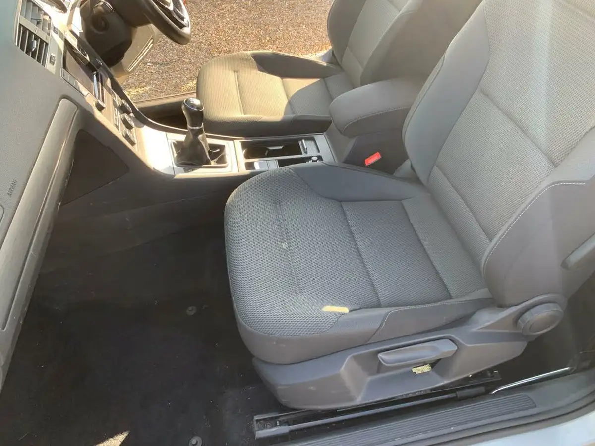 2013-volkswagen-golf-20tdi-se-ss-hatchback-3d-big-27