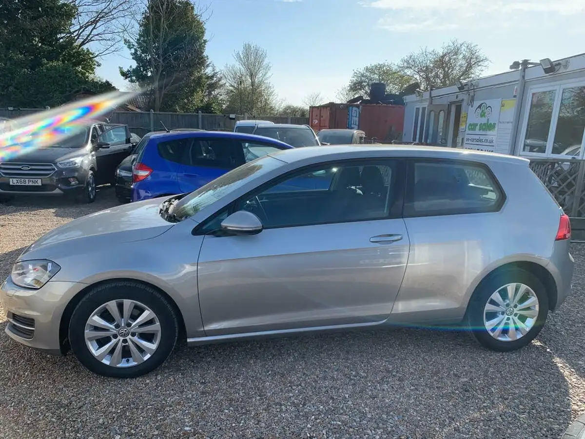 2013-volkswagen-golf-20tdi-se-ss-hatchback-3d-big-3