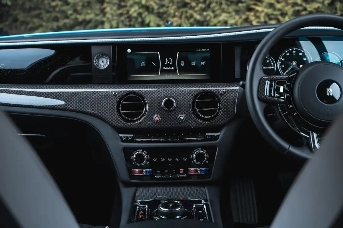 2024-rolls-royce-ghost-675-black-badge-big-60