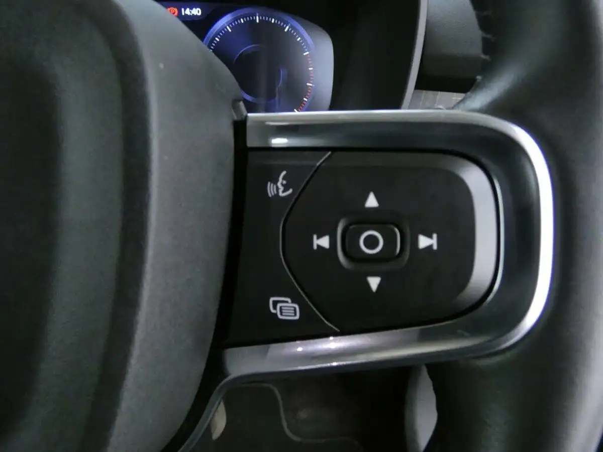 2021-volvo-xc40-15-t3-momentum-161bhp-big-13
