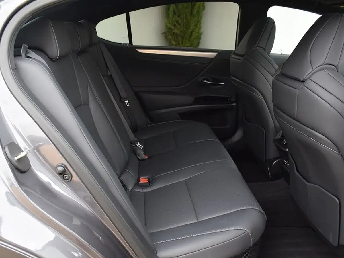 2023-lexus-es-300h-25-f-sport-big-17