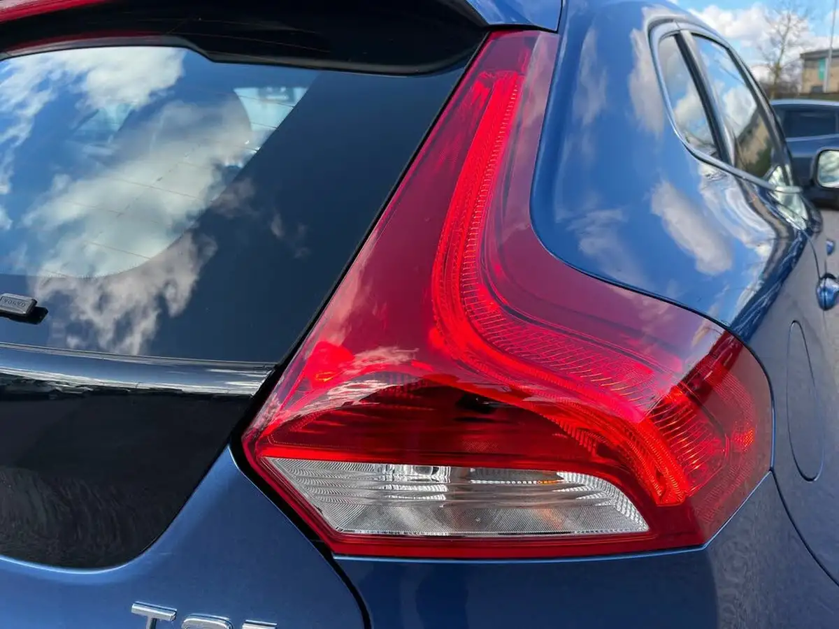2018-volvo-v40-20-t2-r-design-nav-plus-big-21