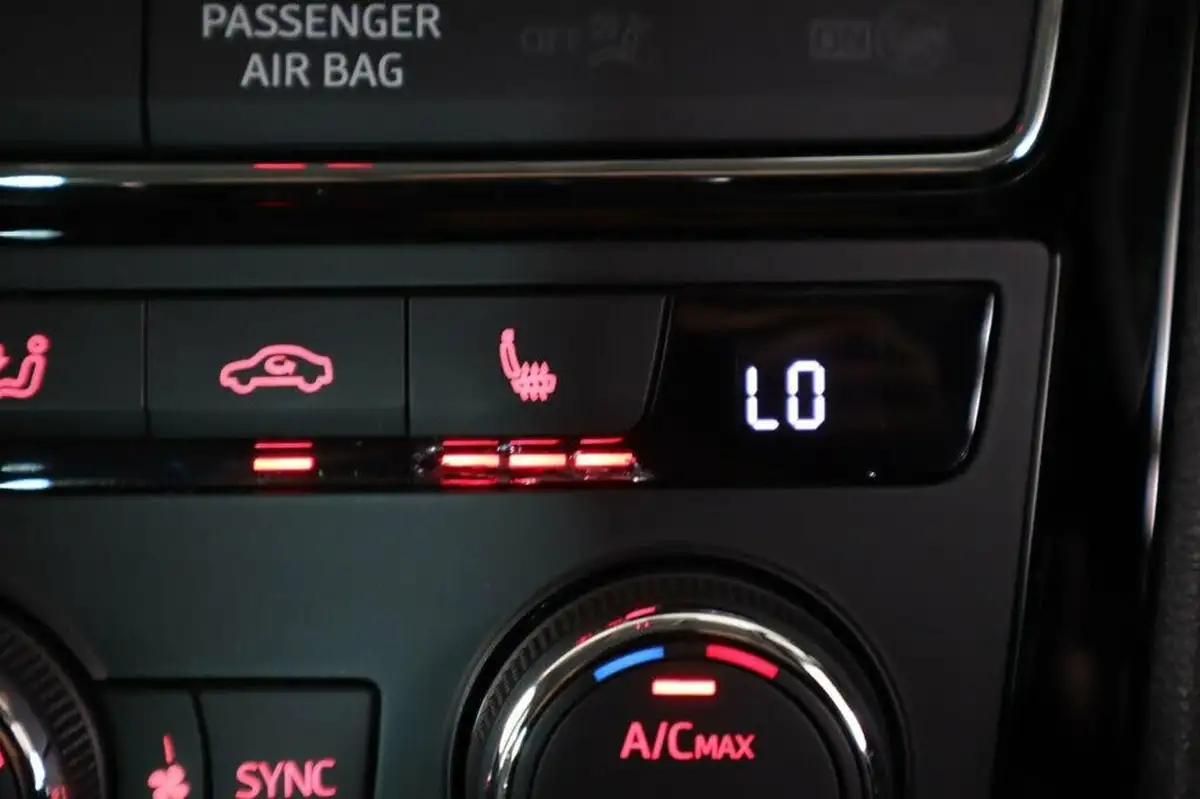 2019-seat-leon-20-tsi-fr-sport-hatchback-big-19