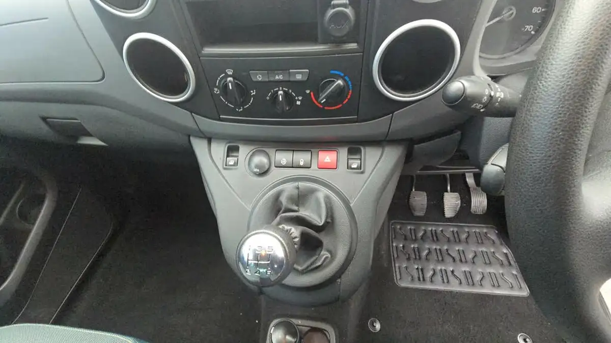 2018-citroen-berlingo-12-puretech-multispace-feel-big-30