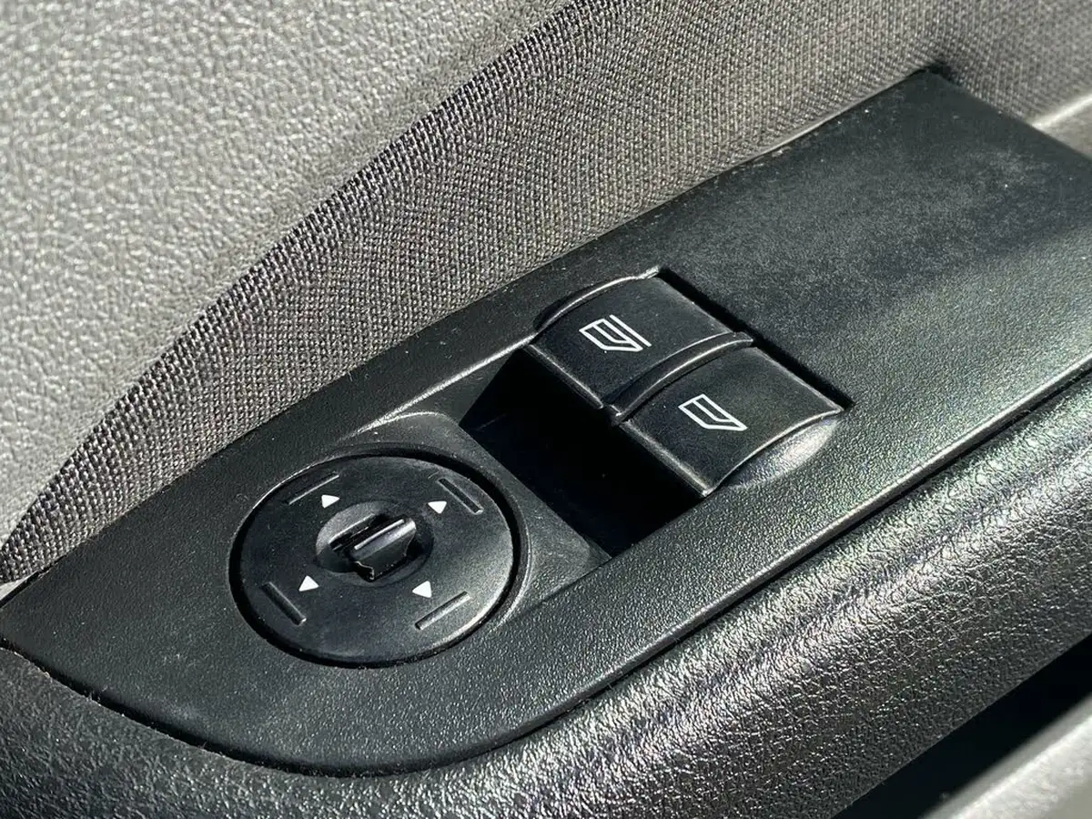 2009-ford-focus-16-zetec-hatchback-5d-big-48