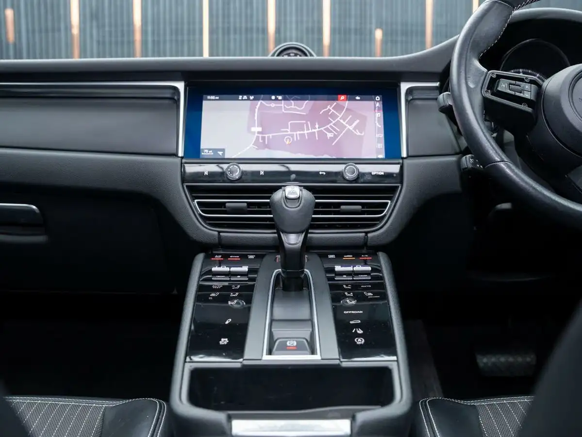 2022-porsche-macan-20-big-12
