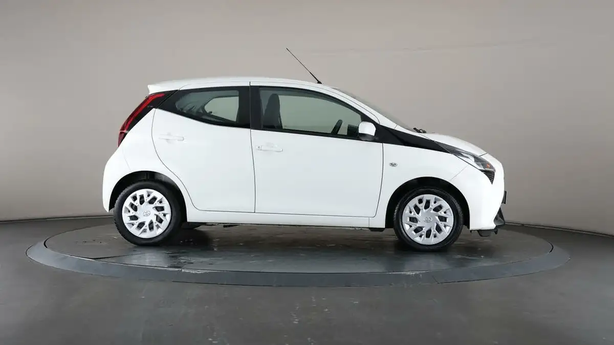 2019-toyota-aygo-10-vvt-i-x-play-tss-x-shift-big-8