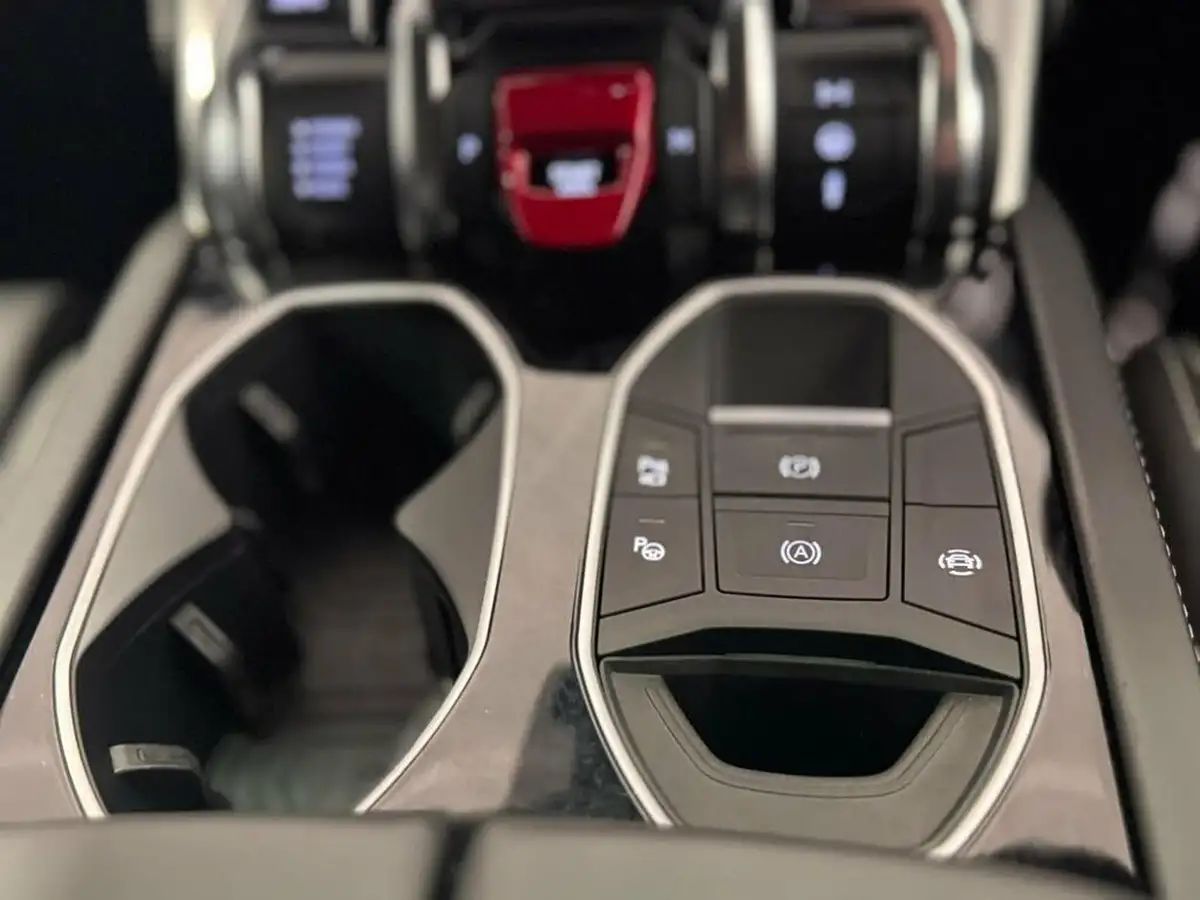 2021-lamborghini-urus-40-no-trim-big-16