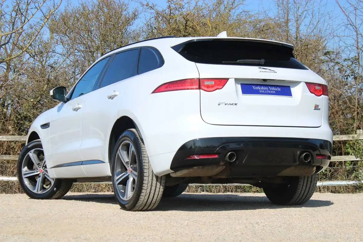 2017-jaguar-f-pace-30-v6-sc-s-30-big-2