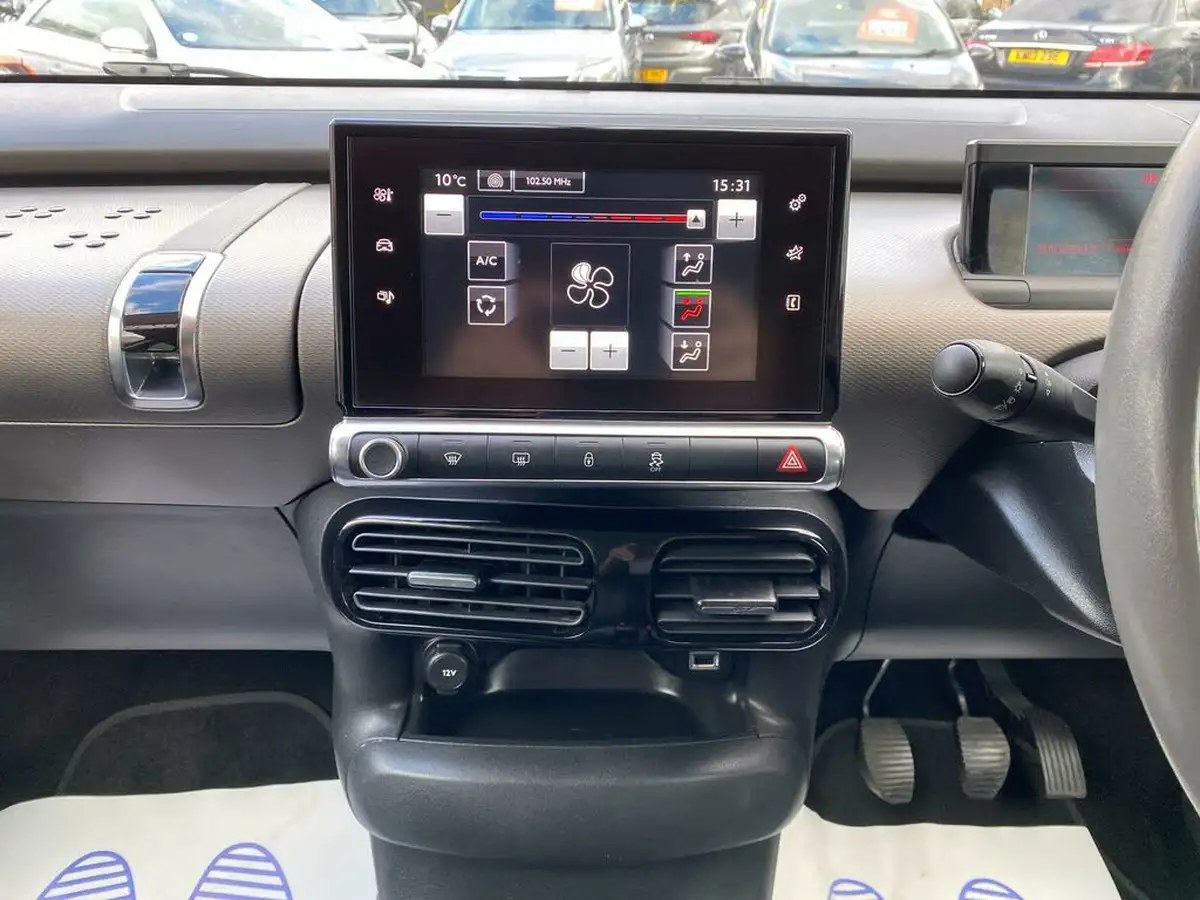 2015-citroen-c4-cactus-16bluehdi-feel-big-35