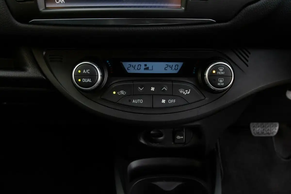 2019-toyota-yaris-15-vvt-i-gr-sport-big-22