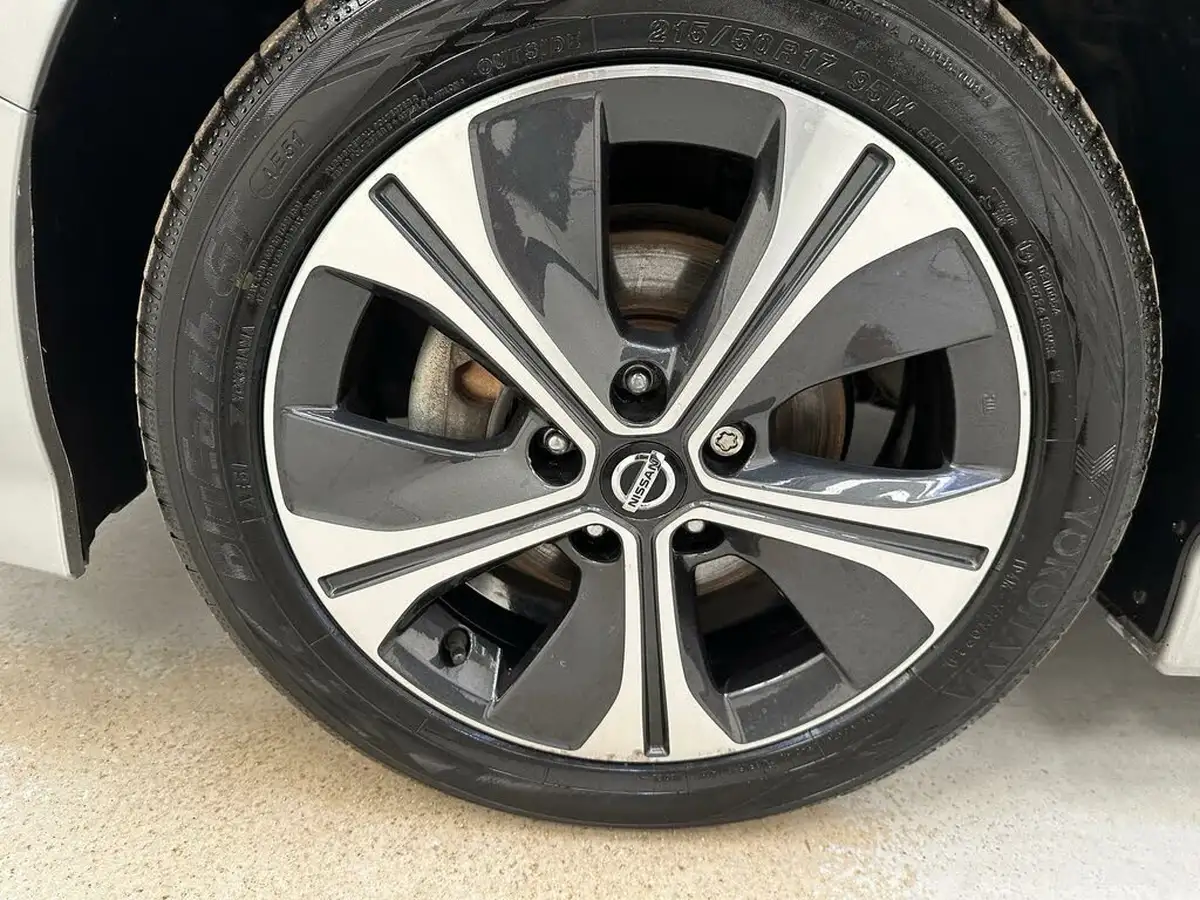 2018-nissan-leaf-e-tekna-110kw-big-30