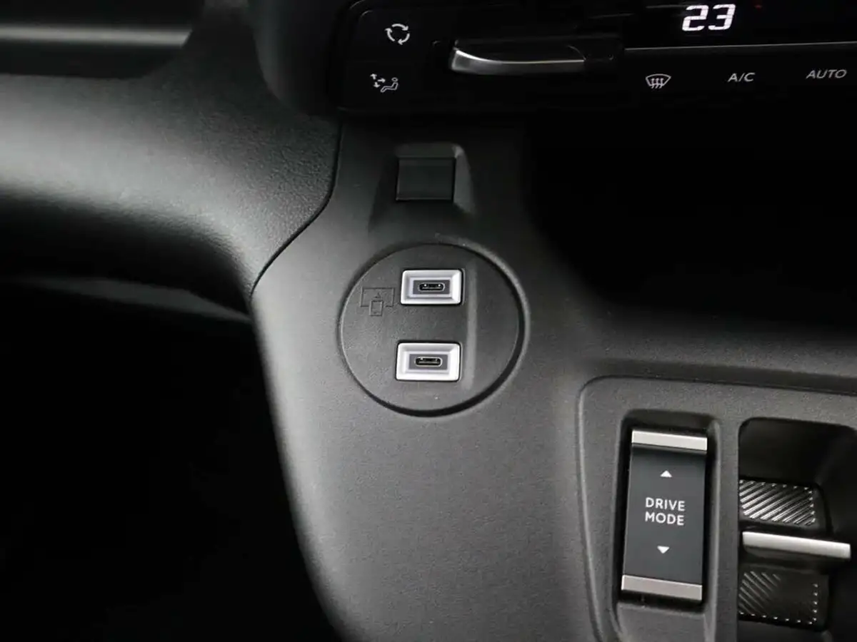2024-vauxhall-combo-life-e-ultimate-big-28