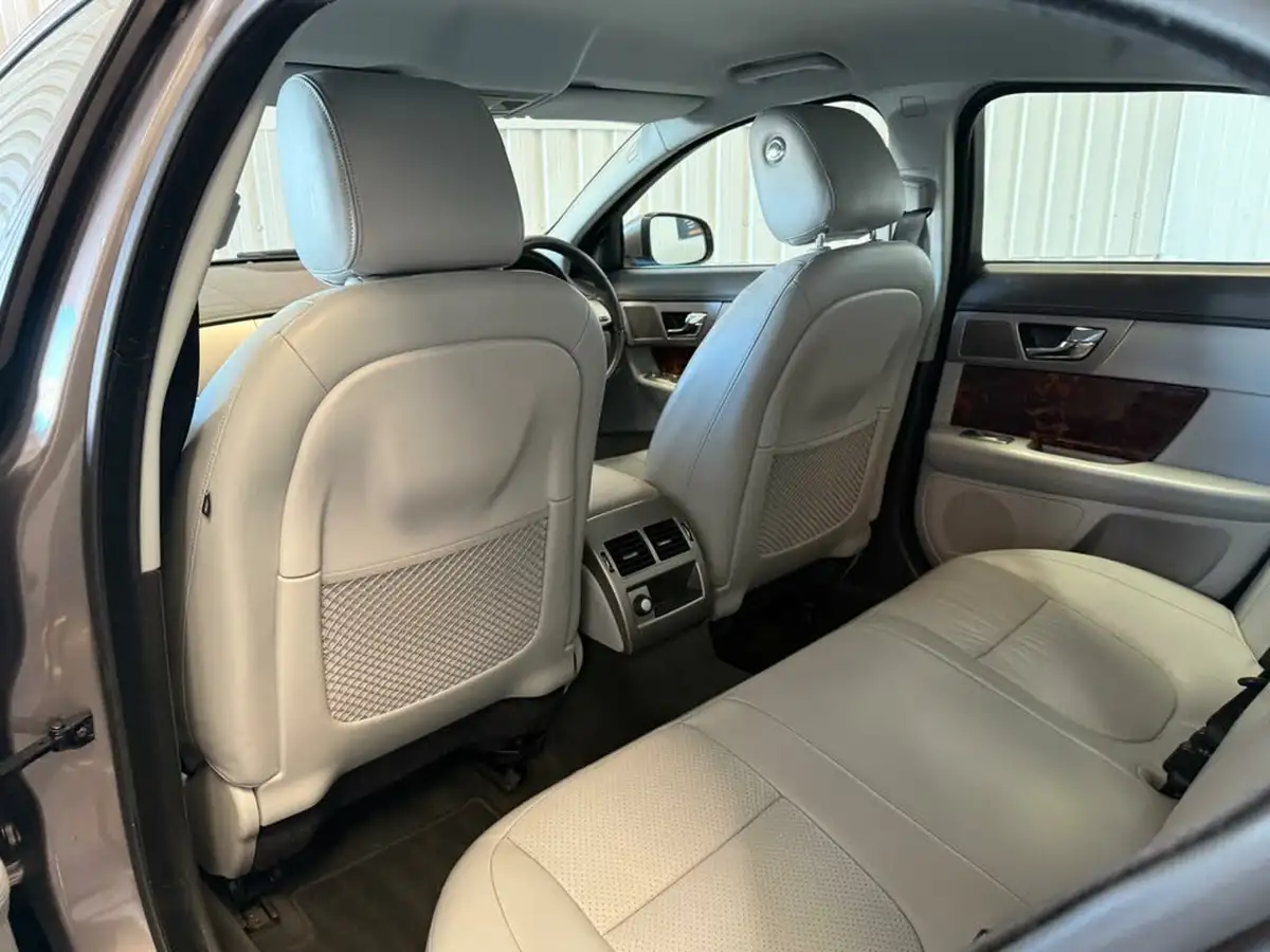 2010-jaguar-xf-30td-premium-luxury-big-12